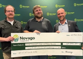 Michaël Jeker et Kristian Forget reçoivent leur aide financière du Fonds coopératif d’aide à la relève agricole des mains du président, monsieur Stéphane Leclerc.