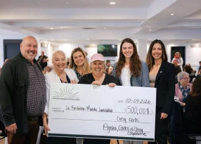 Des déléguées remettent un chèque