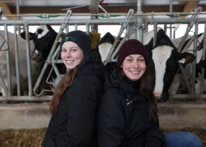 Patricia et Kathy, les deux relèves de la Ferme Bois Mou. 