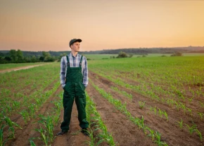 Jeune agriculteur dans un champ