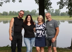 Francis et sa conjointe Christine, Maryse Gélinas et François Drainville, parents de Francis.