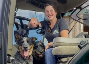 Lily Bouffard dans son tracteur avec ses chiens