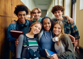 Un groupe d'adolescents dans un corridor d'école