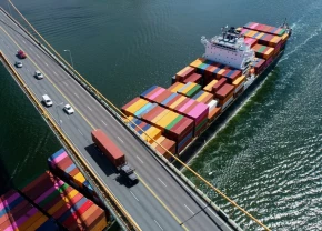 Cargo de marchandise passant sous un pont