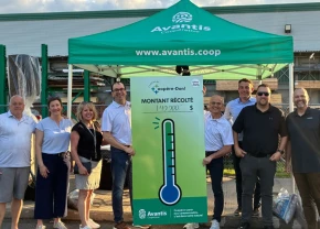 Le chef de la direction d'Avantis Coopérative, Michel Delisle et le président de la coopérative, Frédéric Martineau, dévoilent le montant récolté, entourés d’une partie des membres du cabinet de campagne mis en place pour cette 5e édition de Coopère-Don.
