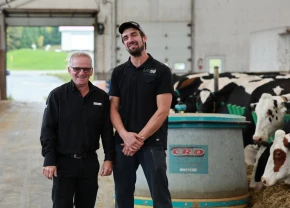 Guillaume Hinse et Mario Michaud, avec le robot repousse-fourrage de CRD