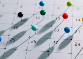 Calendrier avec des punaises